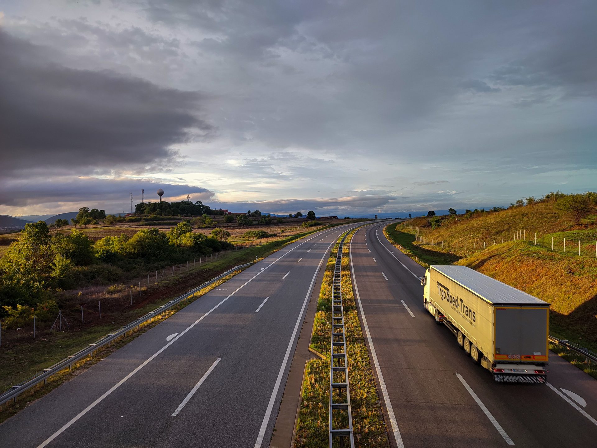 Carretera con camión de carga en tránsito